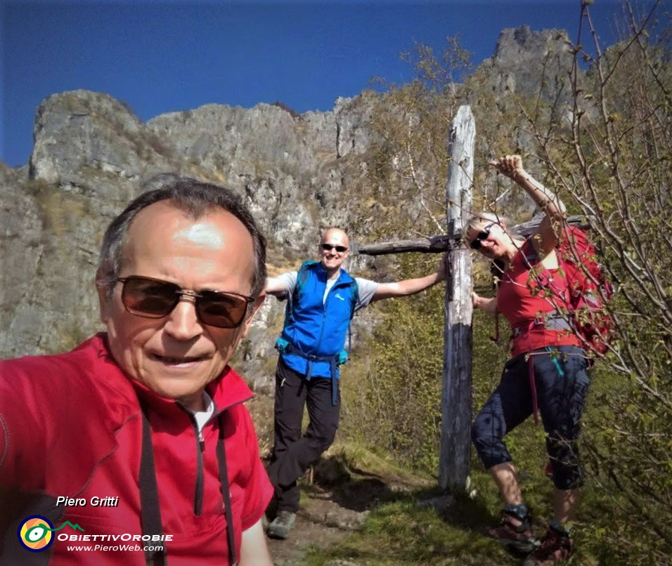 23 Croce in legno su un cocuzzolo con vista sui contrafforti del Cancervo.jpg